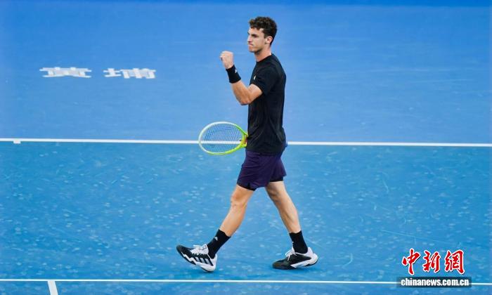 塞伦多洛在广州黄埔国际网球公开赛男单决赛击