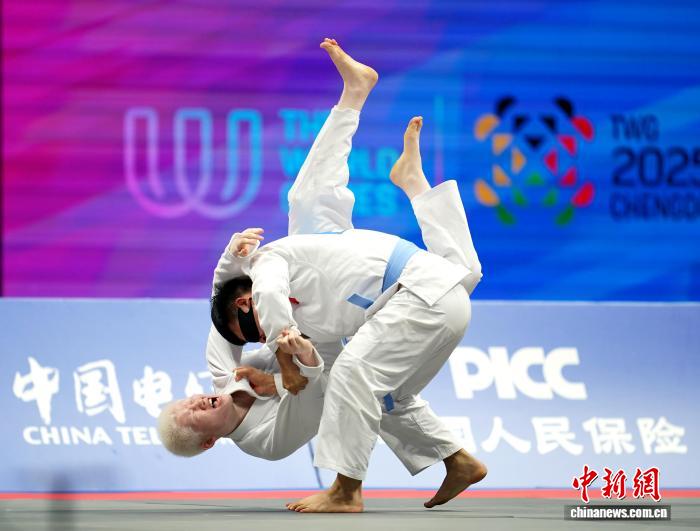成都世运会柔术赛场：轮椅缠斗与单腿动作并进
