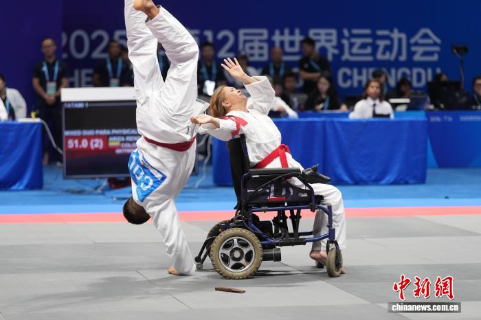 成都世运会柔术赛场：轮椅缠斗与单腿动作并进