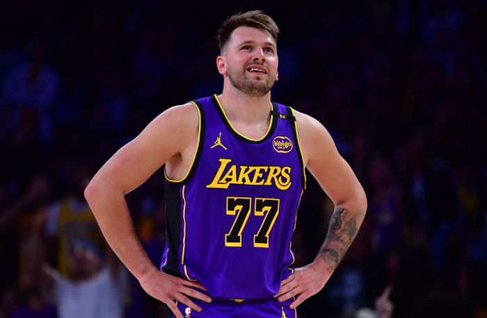 东契奇单节15分助湖人建立优势 公牛新星合砍4